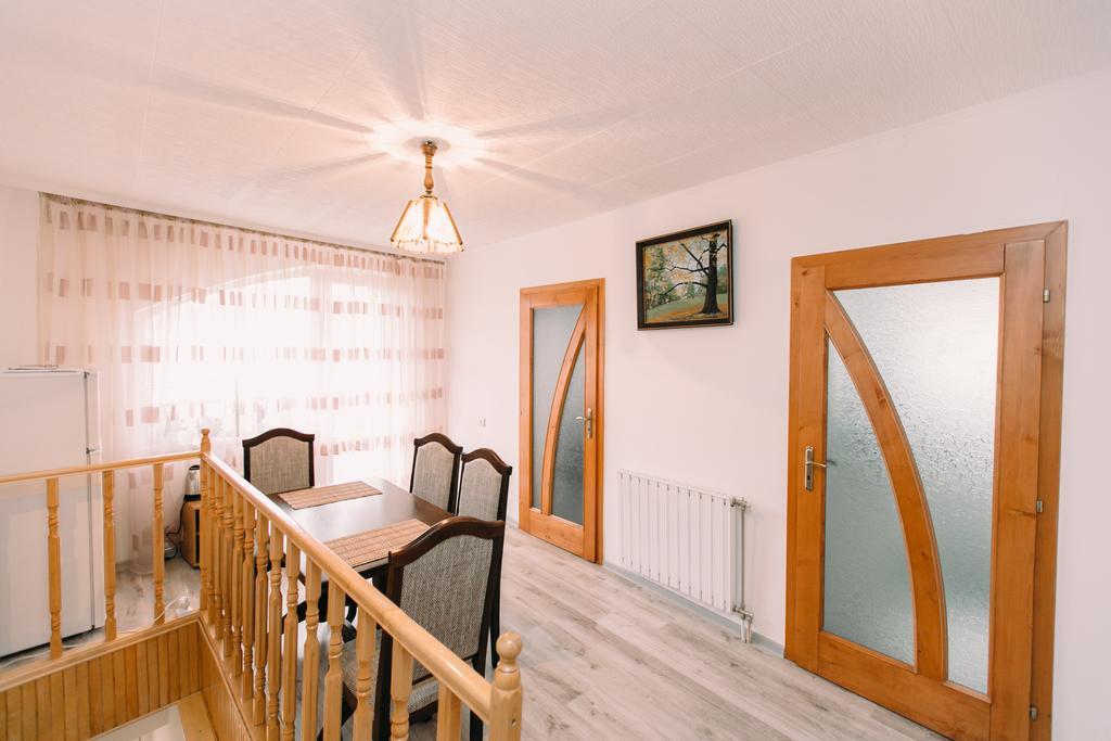 Apartments In Uzhgorod 部屋 写真